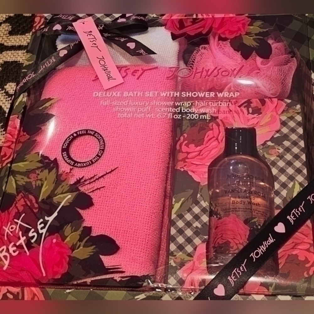 Betsey Johnson Deluxe Bath Set w/Shower Wrap Hair Turban Body Wash & Puff NWOT